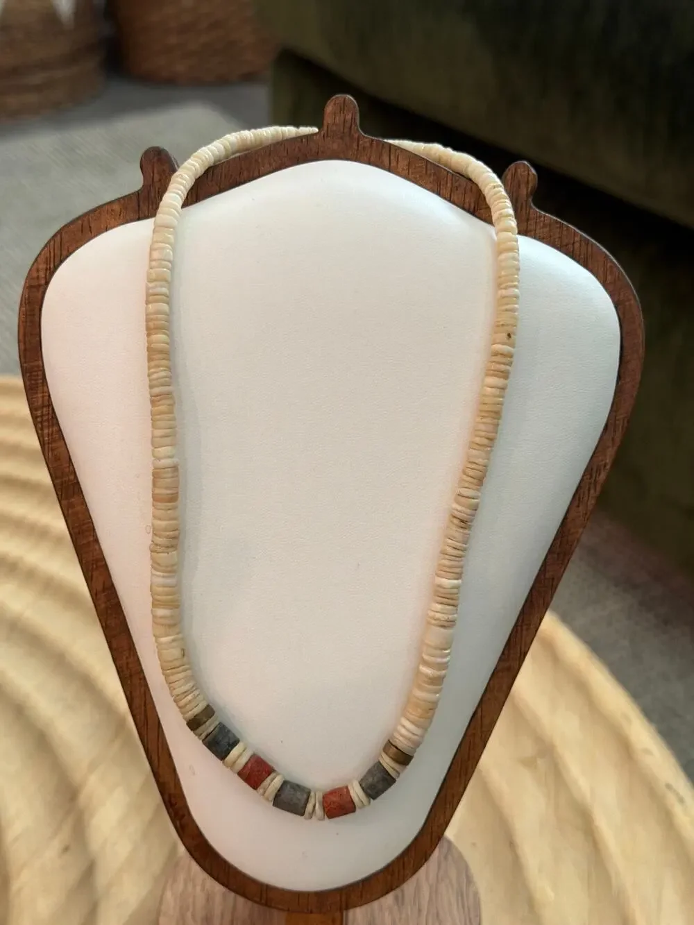 Vintage Native American or Southwestern style necklace shell beads sponge coral